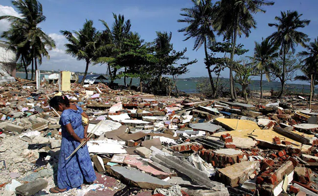 2004 मैं आई सुनामी का कारण था इंडोनेशिया के पास हिंद महासागर में समुंद्र के अंदर आया हे बहुत बडा विशाल भूकंप किसे अर्थक्वेक की वजह से हिरोशिमा में गिर आए हुए 40,000 आइटम बम के बराबर ऊर्जा विलास हुई 